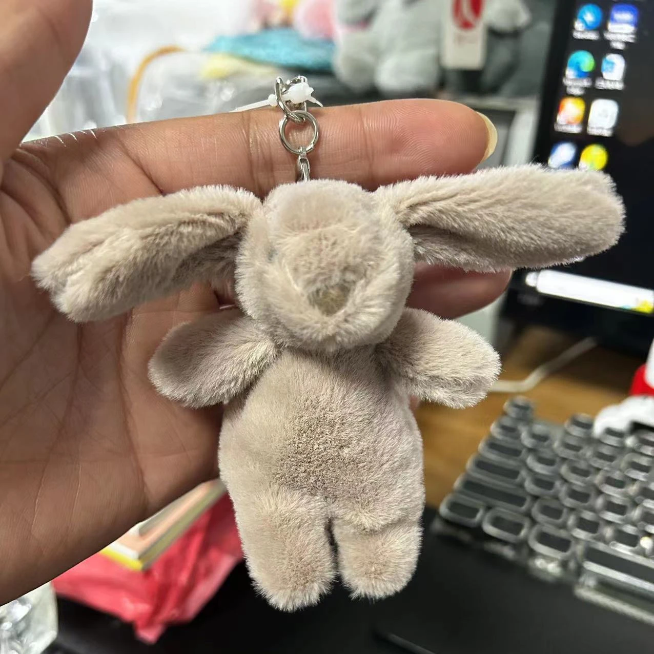 ぬいぐるみかわいい漫画ウサギキーホルダー愛ポンポン小物おもち - Car Accessories Cute のレビューと価格