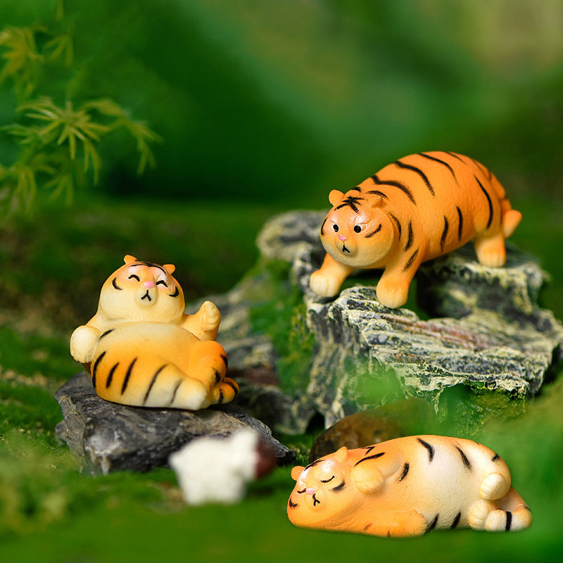 ウォーキングタイガーミニチュアフィギュア漫画動物モデル妖精の - Car Accessories Xmas のレビューと価格
